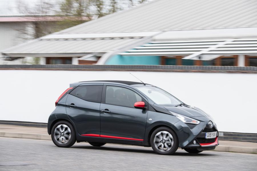  Toyota Aygo x-trend 5-Door 2019 года  (UK) (фото 8 из 26)